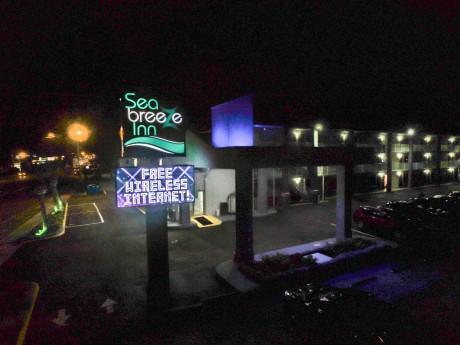 Seabreeze Inn - Hotel at night