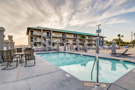 Seabreeze Inn - Pool Area